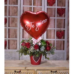 6 rosas en yute con globo San Valentín en Sevilla Flores Ricardo tu floristería en Sevilla