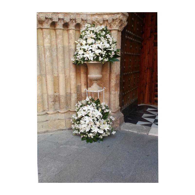 arreglo floral para entrada de iglesia