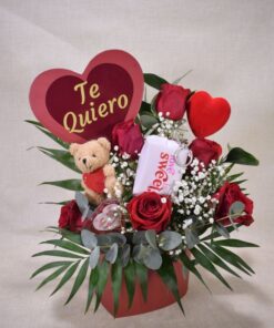 6 ROSAS EN CAJA CORAZÓN CON TAPA