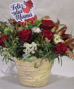 Capazo 10 rosas rojas  "especial dia de las madres"