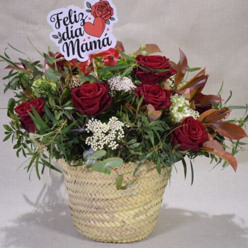 Capazo 10 rosas rojas  "especial dia de las madres"