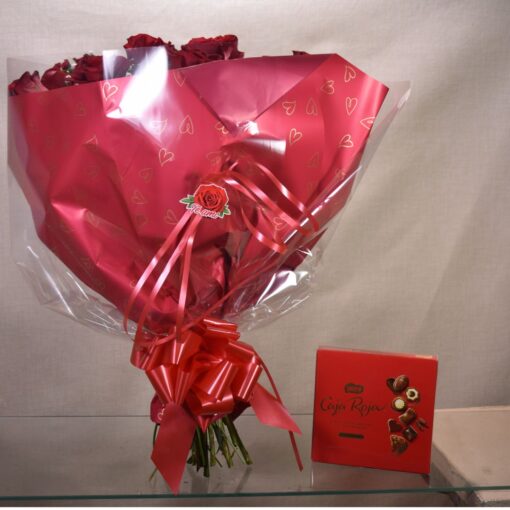 Ramo de 12 rosas rojas " I Love You" + Bombones