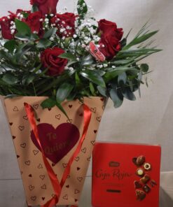 12 rosas rojas en bolso "te quiero" + bombones