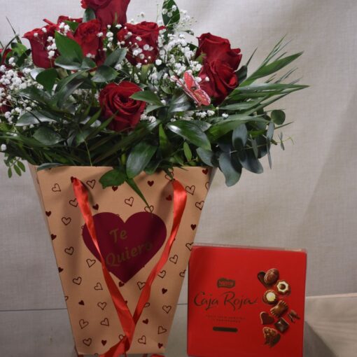 12 rosas rojas en bolso "te quiero" + bombones