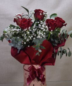 6 rosas rojas en caja corazones