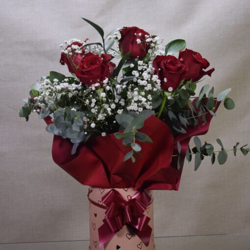 6 rosas rojas en caja corazones