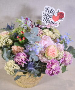 capazo de flores variadas