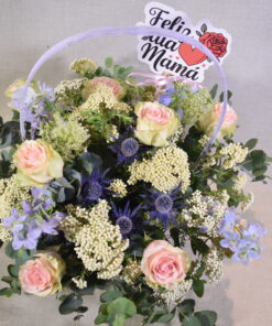 Cesta de rosas en tonos rosas