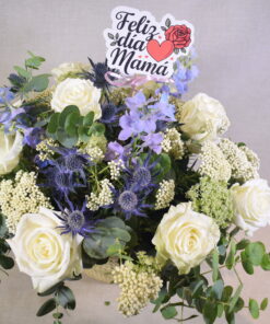 Capazo de rosas blancas